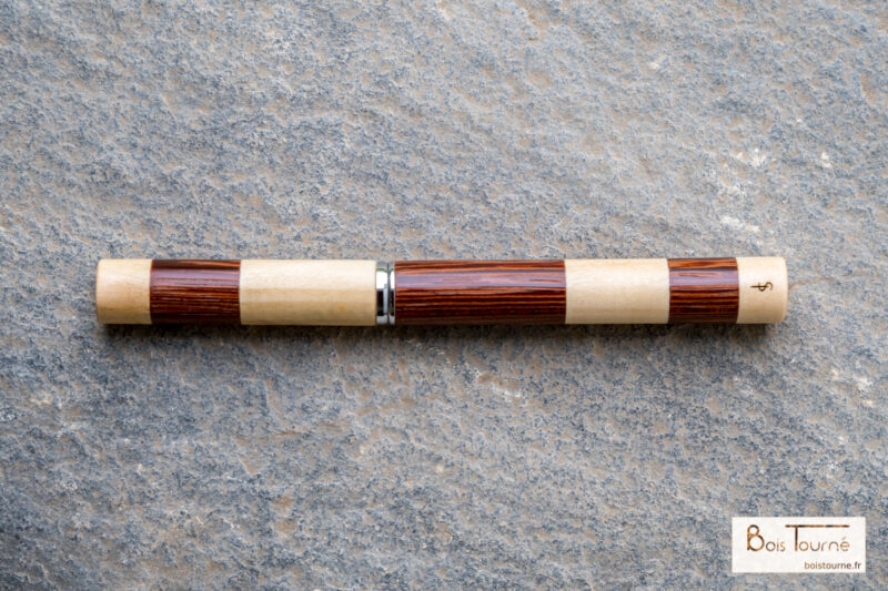 STYLO ROLLER CHROMÉ – ST MARTIN ROUGE / TILLEUIL – Image 2