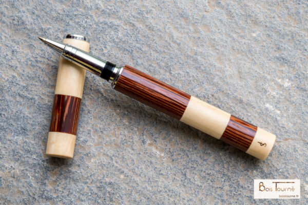 STYLO ROLLER CHROMÉ – ST MARTIN ROUGE / TILLEUIL
