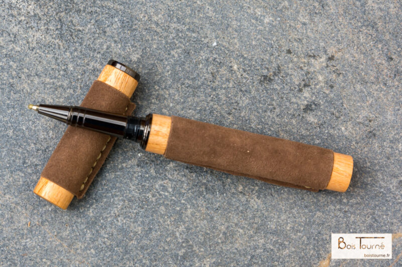 STYLO ROLLER CHROMÉ NOIR - CAROUBIER / CUIR