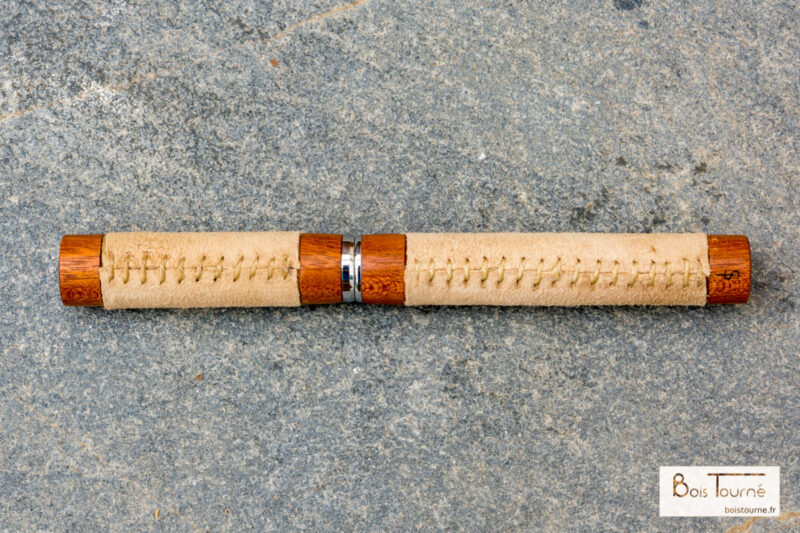 STYLO ROLLER CHROMÉ - NIANGON / CUIR – Image 2