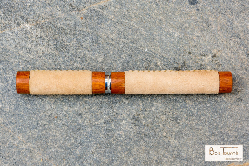 STYLO ROLLER CHROMÉ - NIANGON / CUIR – Image 3