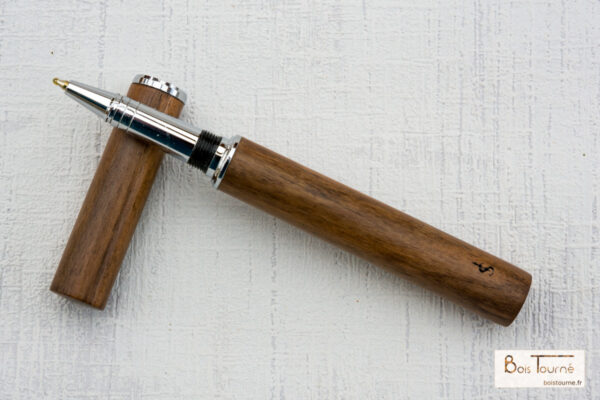 STYLO ROLLER CHROMÉ – NOYER STABILISÉ