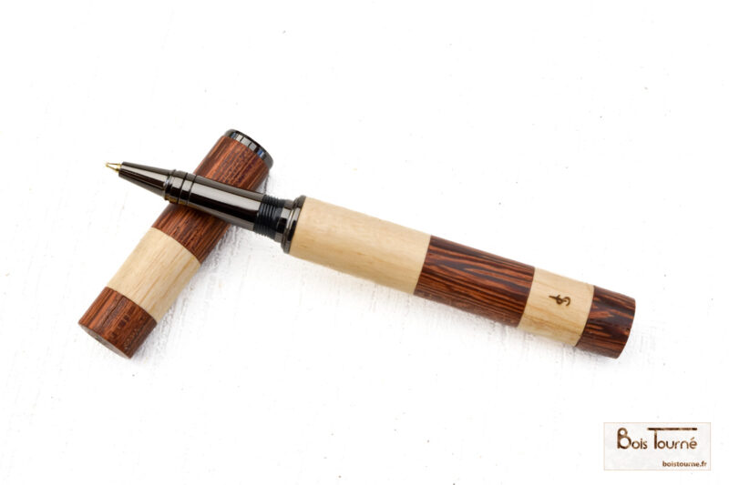STYLO ROLLER CHROMÉ NOIR – CHARME / SAINT MARTIN ROUGE