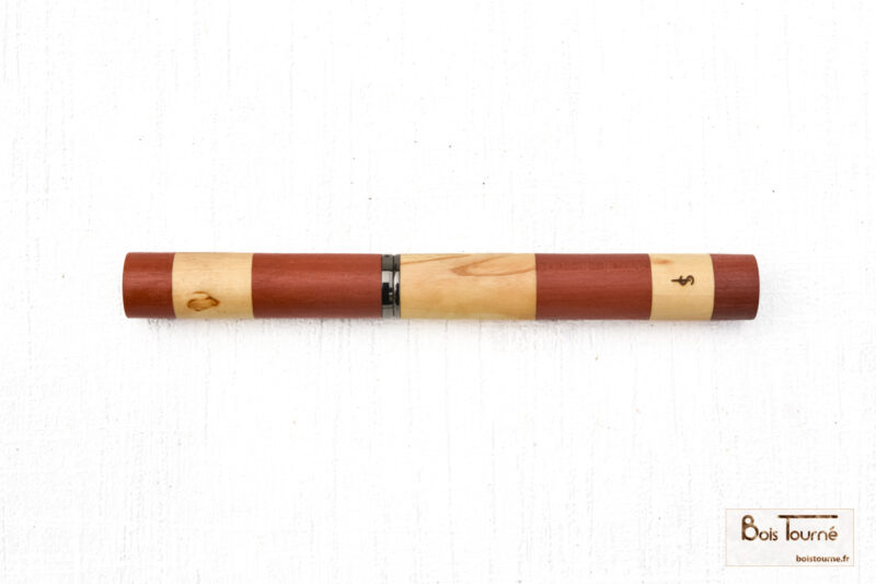 STYLO ROLLER CHROMÉ NOIR – BOULEAU MADRÉ / RED HEART – Image 2