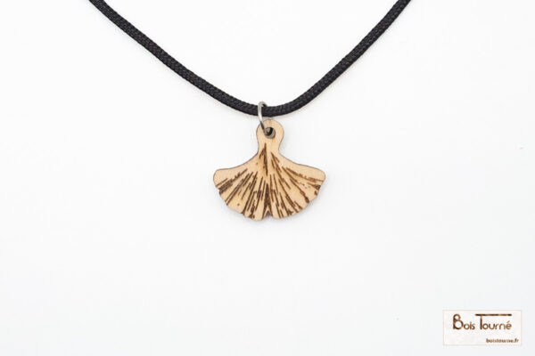 COLLIER AVEC PENDENTIF : FEUILLE DE GINKGO