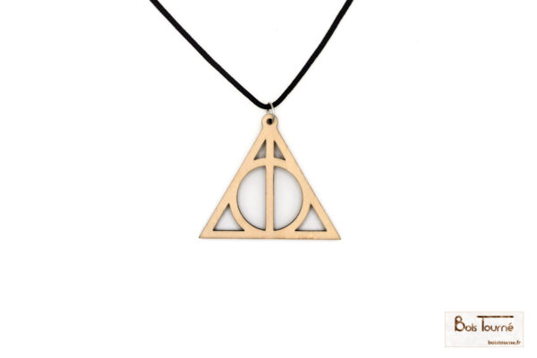 COLLIER AVEC PENDENTIF : RELIQUE DE LA MORT