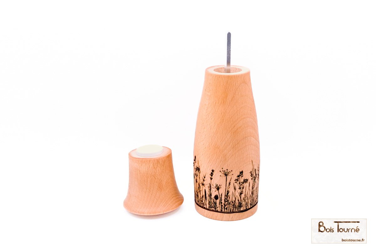 MOULIN À SEL, POIVRE ET ÉPICES EN HÊTRE AVEC GRAVURE PRAIRIE FLEURIE – Image 2