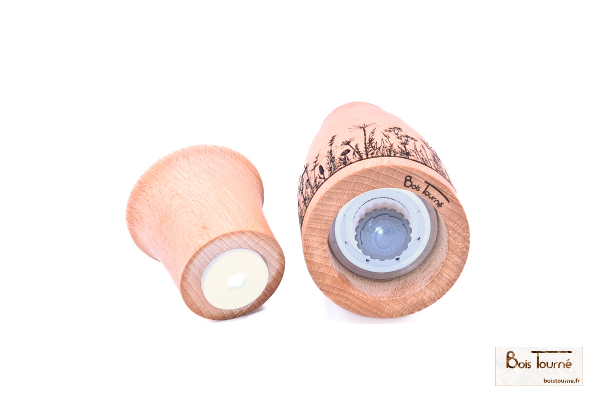 MOULIN À SEL, POIVRE ET ÉPICES EN HÊTRE AVEC GRAVURE PRAIRIE FLEURIE – Image 3