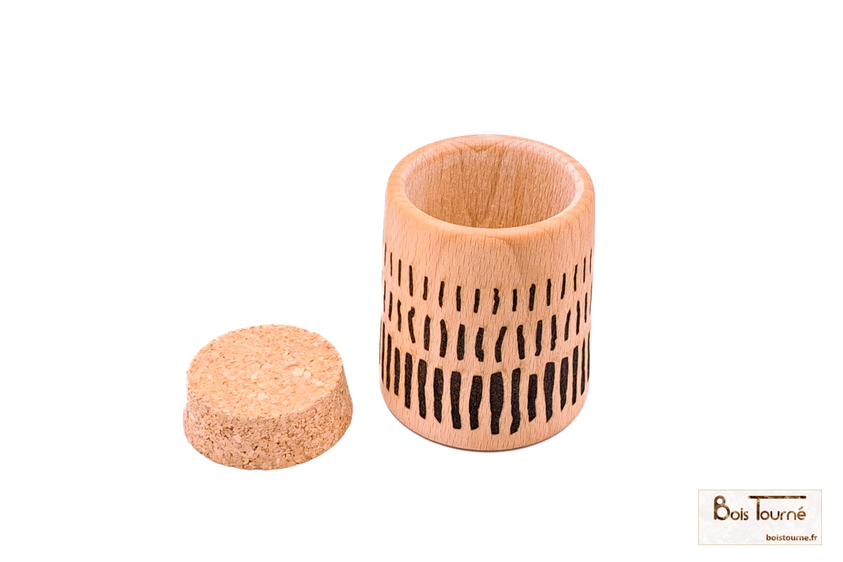 BOCAL EN HÊTRE AVEC GRAVURE ALIGNEMENT DE BÂTONS – Image 2